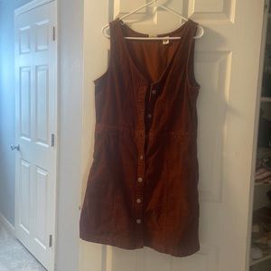 Great condition, only worn a few times. Levi’s rust colored dress